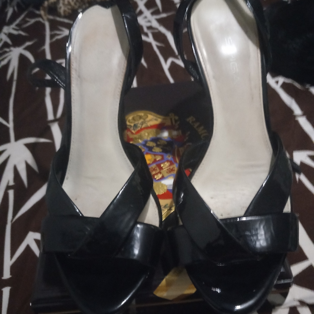 Used black shiny shoes 6m.   /spiga/